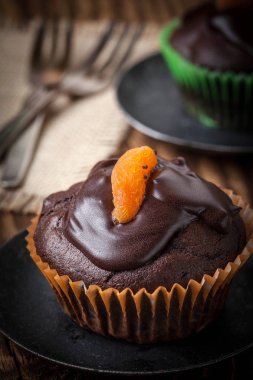 Çikolatalı kek fırından yeni çıkmış.