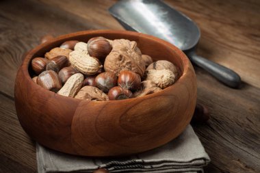 Ceviz, fındık ve fıstık ahşap kase.