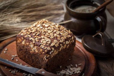 Bütün tahıl çavdar ekmeği tohumları ile.