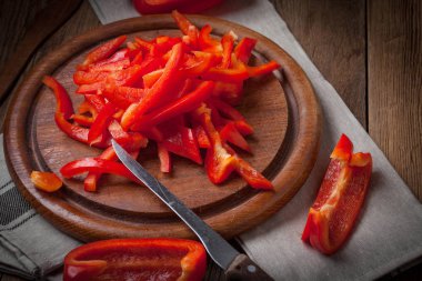 Ham, kırmızı biber şeritler halinde kesilmiş.