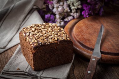 Bütün tahıl çavdar ekmeği tohumları ile.