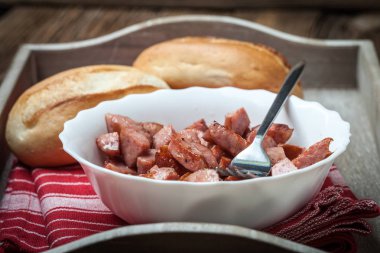 Kızarmış sosis parçaları.