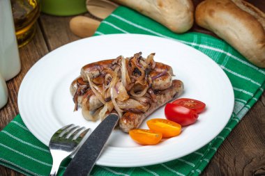 Fried kızarmış beyaz sosis plate.white sucuk soğan ile