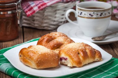 Ahşap bir masa üzerinde meyveleri ile buns.