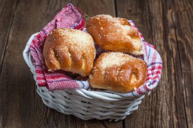 Ahşap bir masa üzerinde meyveleri ile buns.