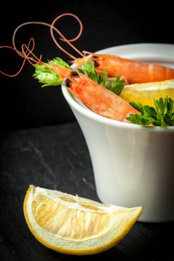 Karides yemek taş plaka üzerinde.