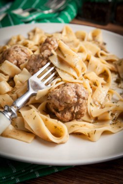 Tagliatelle makarna sığır eti köfte ile.