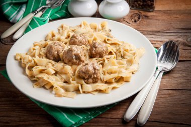 Tagliatelle makarna sığır eti köfte ile.