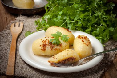 Patates köfte kıyma ile doldurulmuş.