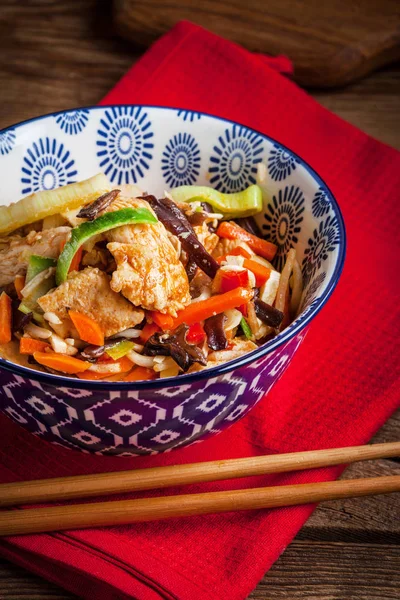 Bowl of fried chicken with vegetables. — Stock Photo, Image