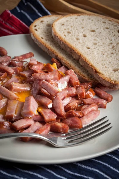 Wurststücke gebraten mit Ei. — Stockfoto