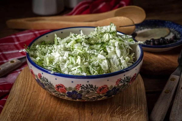 Салат с капустой и укропом . — стоковое фото