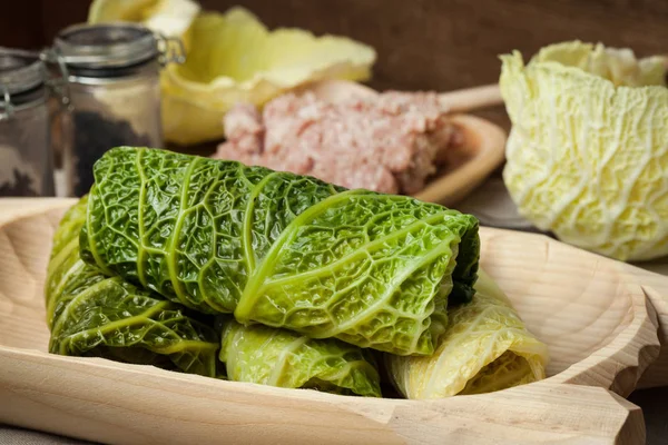 Rollos de col rellenos de carne y sémola . —  Fotos de Stock