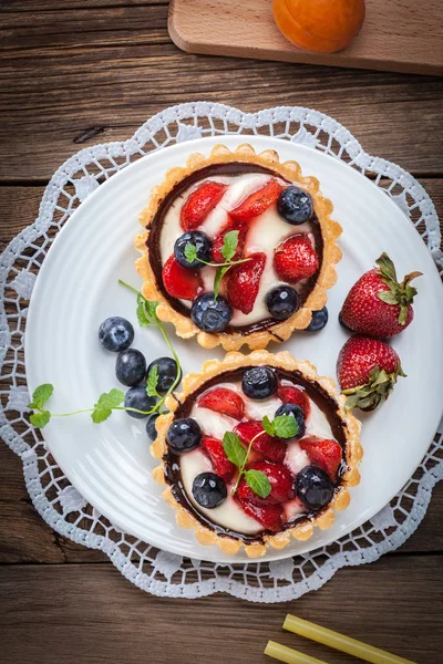 Frische hausgemachte Obsttorte mit Erdbeeren und Blaubeeren. — Stockfoto