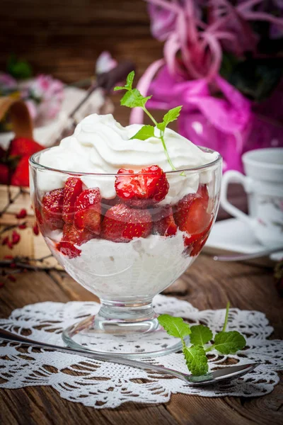 Erdbeer-Sahne-Dessert. — Stockfoto