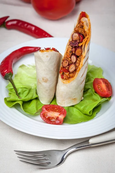 Burritos gefüllt mit Hackfleisch, Bohnen und Gemüse. — Stockfoto