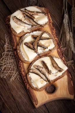 Hamsi ve peynirli sandviç.