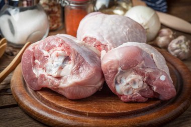 kesme tahtası üzerinde çiğ hindi budu.