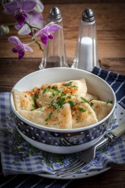 Köfte et, soğan ve pastırma ile.