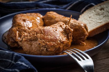 Lezzetli roulades sığır plaka üzerinde.