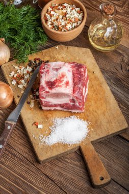 Kemik ile ham döş.