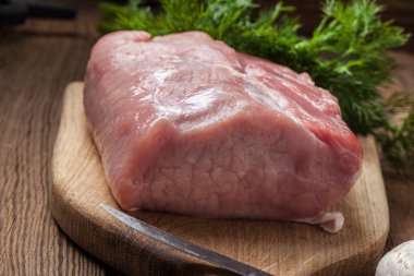 Bir kesme tahtası üzerinde ham bel.