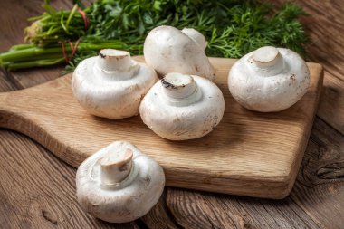 kesme tahtası üzerinde taze mantar.