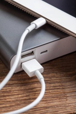 Güç bankasıyla çalışan akıllı telefon.