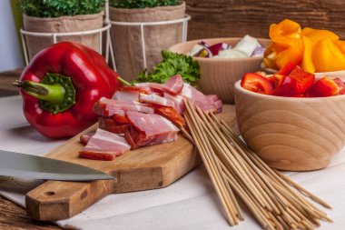 Şişleri hazırlamak için malzemeler.