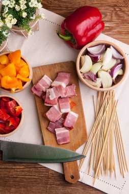 Şişleri hazırlamak için malzemeler.