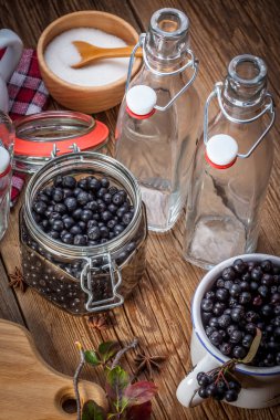 Siyah chokeberry işlenmek üzere hazırlanan meyve.