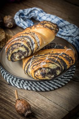 Haşhaş tohumu ve buzlanma ile tatlı buns.