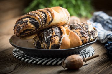 Haşhaş tohumu ve buzlanma ile tatlı buns.