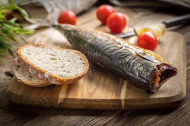 füme uskumru ve ekmek.