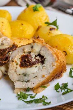 Tavuk göğsü peynir ile doldurulmuş ve kurutulmuş domates.