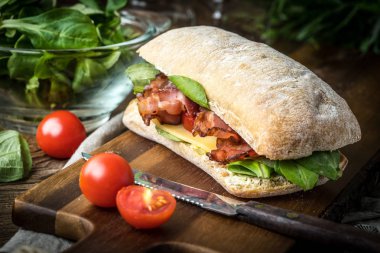 Ciabatta sandviç Roka Salatası, pastırma ve sarı peynir ile.