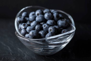 Yaban mersini organik antioksidan bir kase.