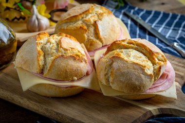 Peynirli sandviç ve zemin jambon.