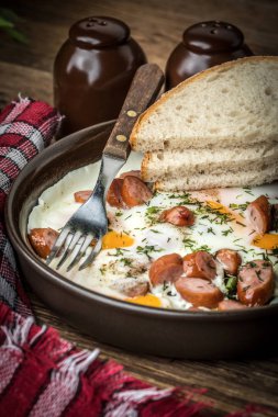 Yumurta ile doğranmış sosis pişmiş lezzetli.