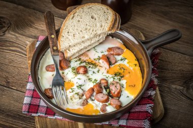 Yumurta ile doğranmış sosis pişmiş lezzetli.