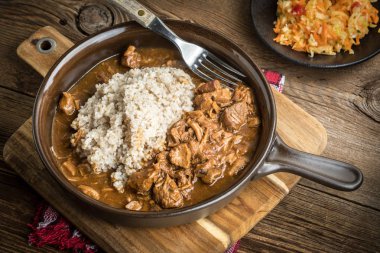 Pişirilmiş etli arpa kabuğu çıkarılmış tane.