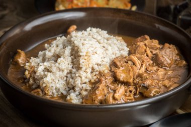 Pişirilmiş etli arpa kabuğu çıkarılmış tane.