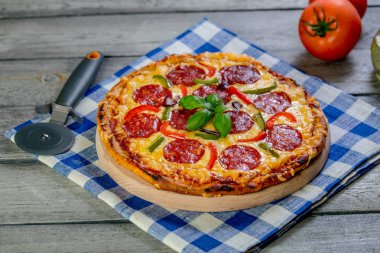 Biberli Pizza. Taze ev yapımı pizza.