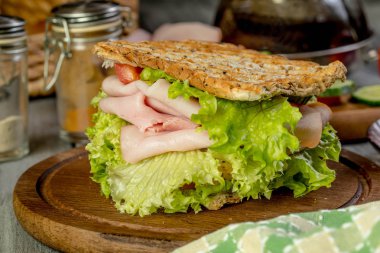 Sandviç ile jambon, salatalık, domates, marul.