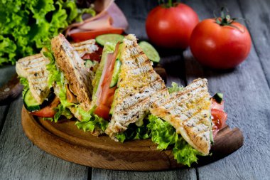 Panini sandviçle jambon, domates, marul.