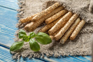 Taze grisini ahşap tahta üzerinde ekmek.