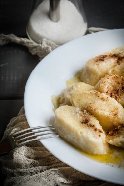 Tarçın ve şeker ile tembel köfte.