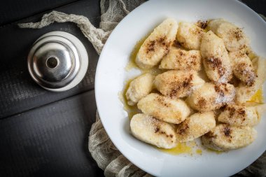 Tarçın ve şeker ile tembel köfte.