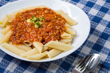 Domates bolognese soslu makarna penne.