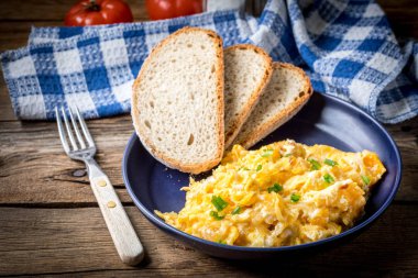 Sahanda yumurta soğan ve Frenk soğanı.